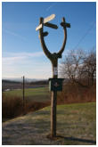 Stempelstelle und Wegweiser auf der Kuppe des Warteberges