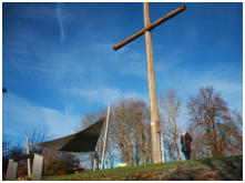 Auf dem Gipfelplateau des 516 m hohen Warteberges steht ein monstrses Holzkreuz
