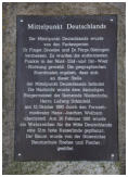 Tafel auf dem Mittelpunktstein