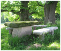In Niederdorla ist auch ein historischer Steintisch zu finden