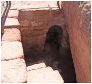 Hier geht es in die Moses-H�hle hinab