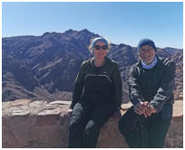 Hinter uns ist der 2.637 m hohe Katharinenberg zu sehen (�gyptens h�chster Berg)