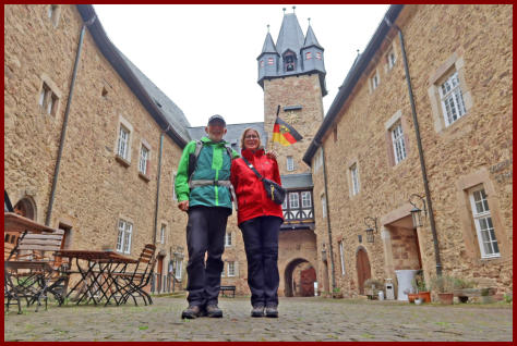 Der Schlosshof in Spangenberg - ein w�rdiger Ort f�r den Bev�lkerungsmittelpunkt Deutschlands