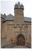 Durch die Pforte geht es zum Schlosshof